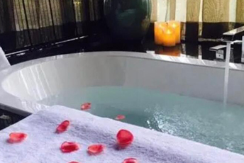 西安新城水疗池中的失重冥想：当身体学会漂浮